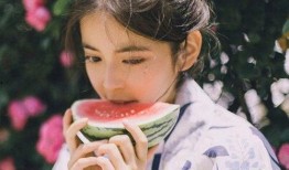 娱乐吃瓜的头像男生真人,网络红人“吃瓜男”的真实身份与生活